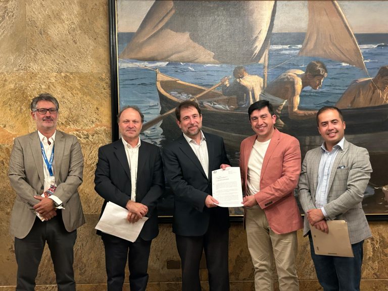 Senador De Urresti y alcalde Navarrete lideran gestiones para habilitar caja móvil exclusiva para adultos mayores en Paillaco