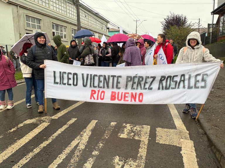 Profesores de Río Bueno denuncian amedrentamiento por descuentos aplicados tras adhesión a paro nacional