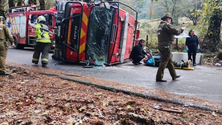Volcamiento de carro de Bomberos deja dos voluntarios heridos en ruta entre Folilco y Riñihue