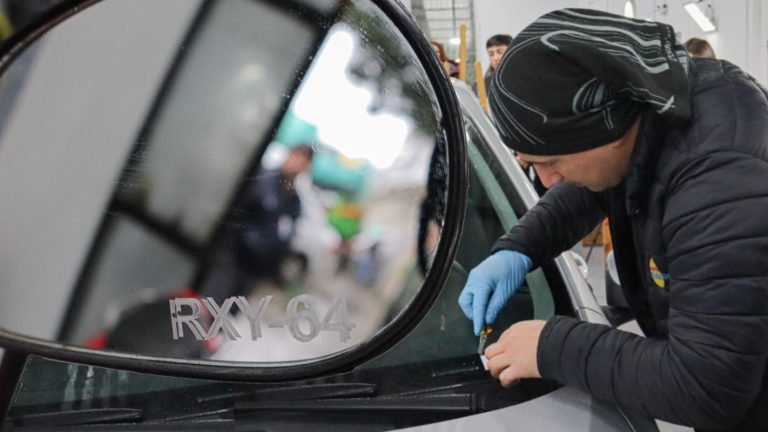 Este 15 de mayo entra en vigencia ley que obliga el grabado de patentes en vidrios y espejos de vehículos