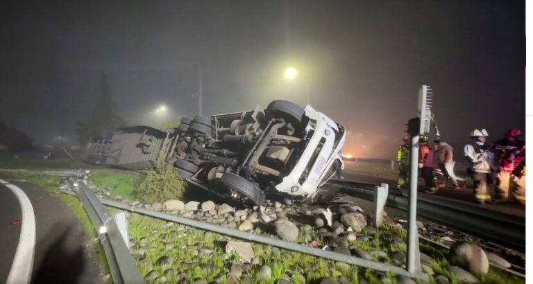 Joven conductor unionino fue rescatado tras volcamiento de camión en Curicó