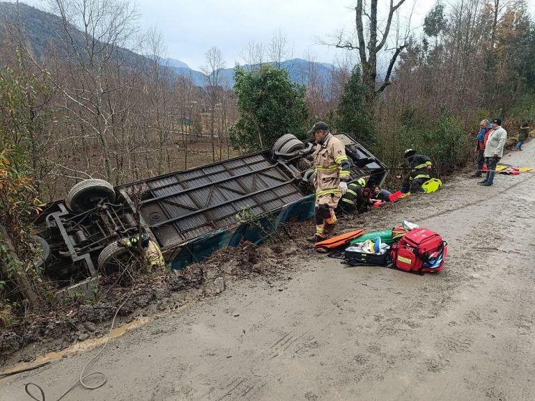 Bus sufre volcamiento camino a Termas de Manquecura en Panguipulli