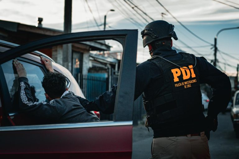 PDI captura en Talcahuano a dos hombres por robos con intimidación a taxistas en Valdivia