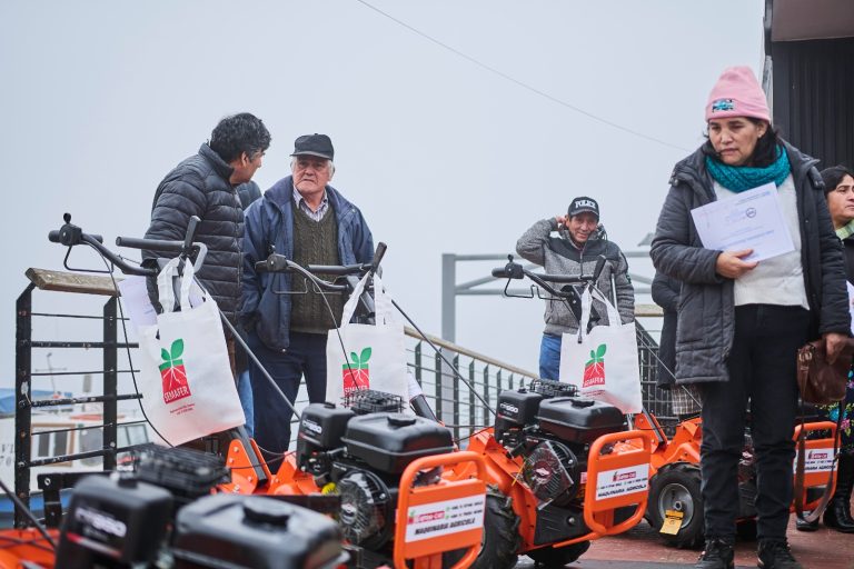 Vecinos de la costa de Valdivia se adjudican maquinarias e implementos para trabajo agrícola