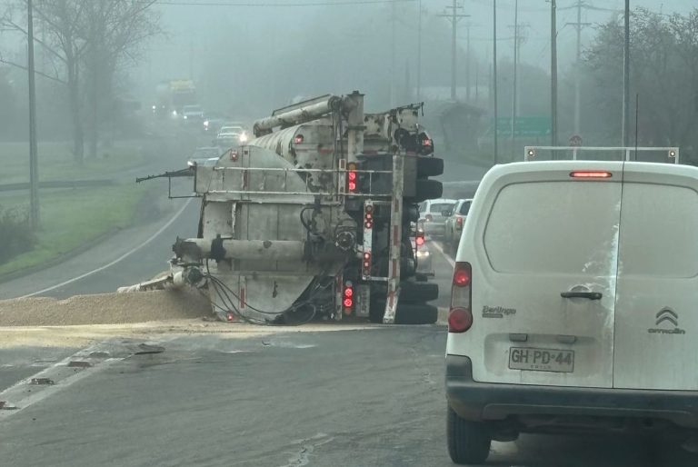 Volcamiento de camión en el cruce Los Tambores no dejó personas heridas