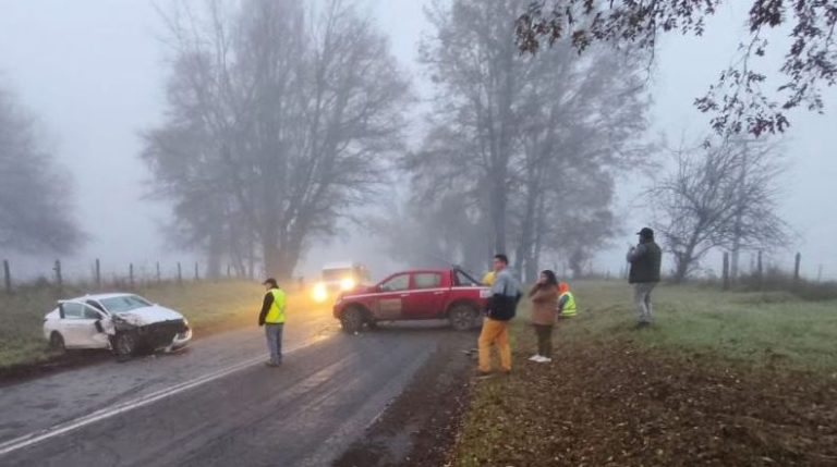 Colisión vehicular dejó dos personas lesionadas en la localidad de Santa Filomena en Paillaco