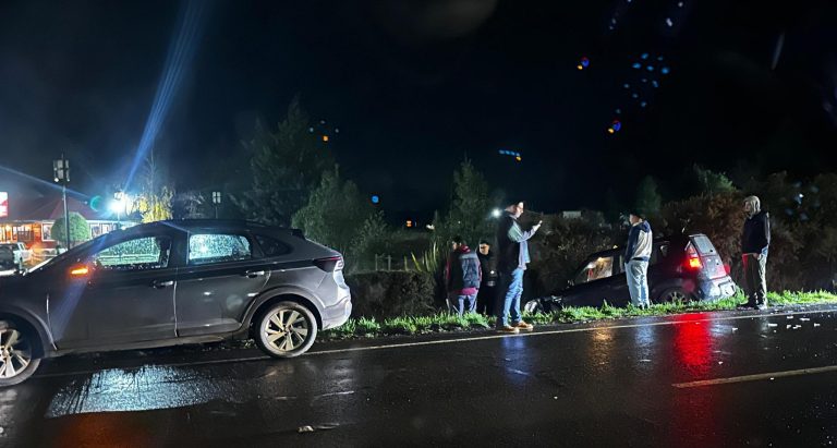 Vehículo terminó en zanja tras colisión por alcance pasado el cruce Los Tambores