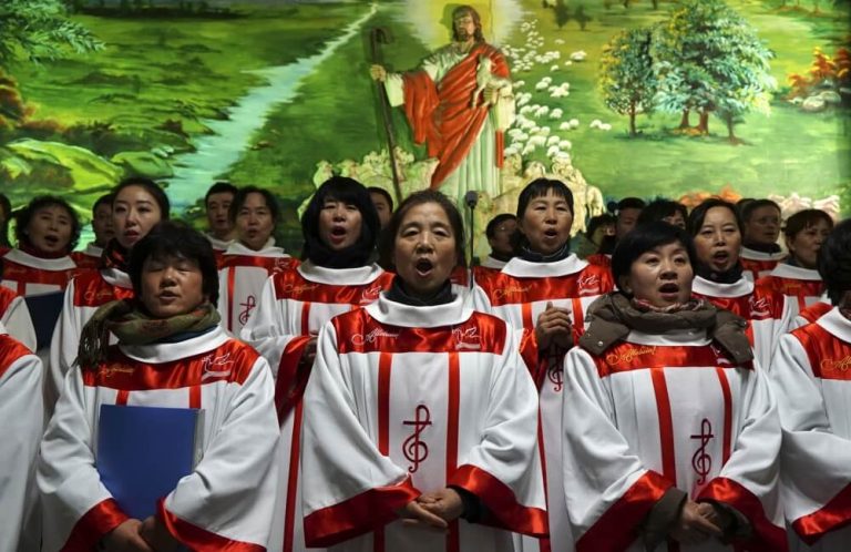 China impone himnos comunistas antes de los cantos cristianos en iglesias oficiales