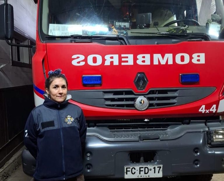 María Inés Jaramillo se convierte en la primera conductora de carro bomba de la Segunda Compañía de Bomberos de Río Bueno