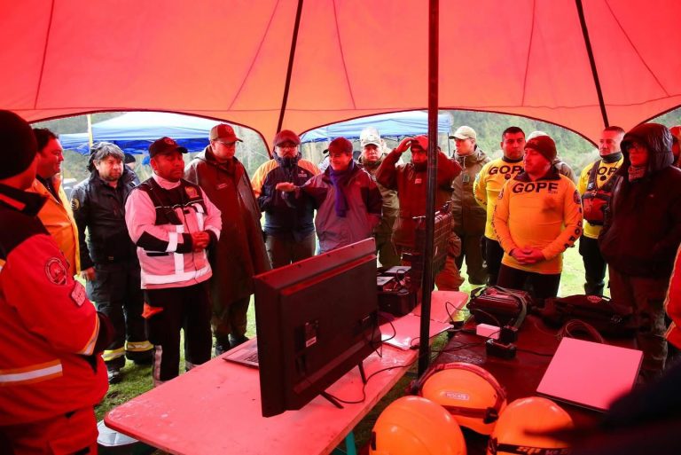 Continúa intensa búsqueda de hombre desaparecido en el río Pilmaiquén con apoyo aéreo, terrestre y acuático