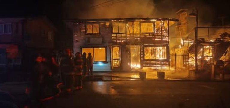 adulto mayor muere en voraz incendio que destruyó por completo dos viviendas