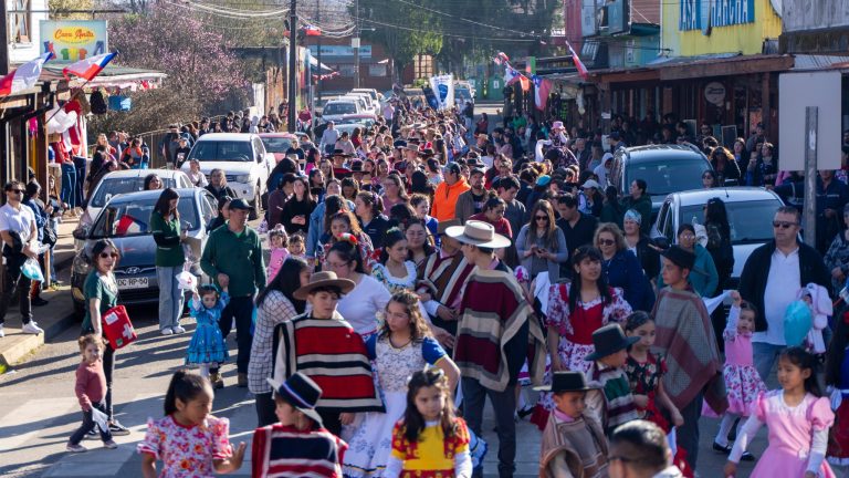 Más de 200 folcloristas agitaron sus pañuelos al viento en el Paseo de la chilenidad de Paillaco