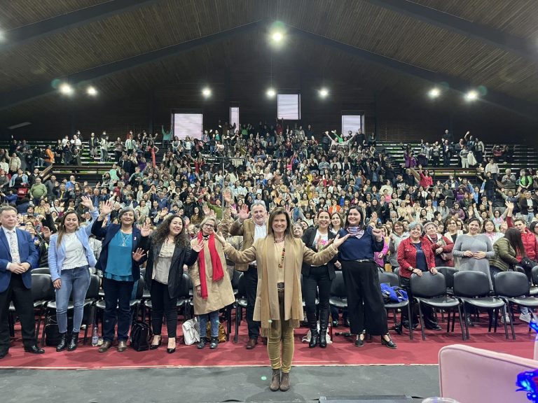Con un Gimnasio Fiscal lleno, Pilar Sordo ofreció inspiradora charla en la comuna de La Unión