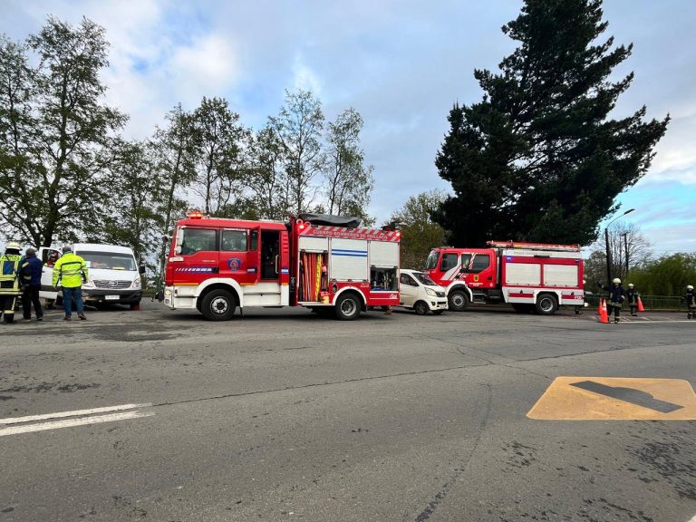 Choque entre furgón escolar y camioneta dejó dos personas lesionadas en Paillaco