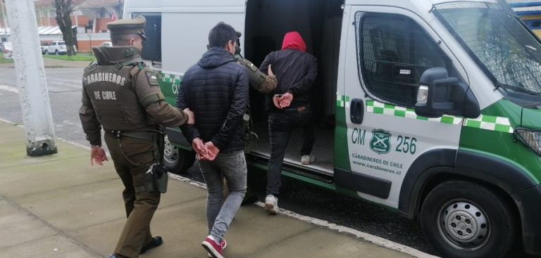 Carabineros detiene a tres sujetos tras violento robo en el centro de Río Bueno