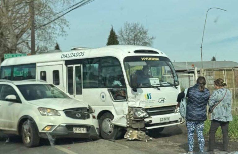 Colisión de bus de diálisis de la Municipalidad de La Unión dejó cuatro pacientes lesionados