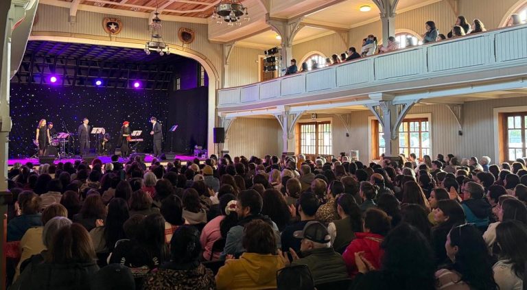 La Unión vibró con La Pérgola de las Flores en concierto