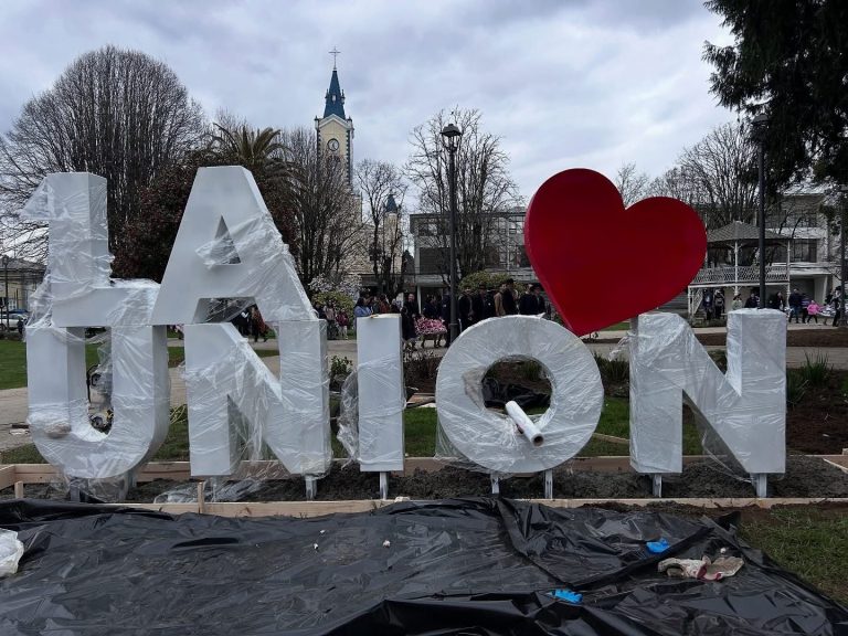 Plaza de la Concordia recibe instalación de letras con el nombre de la ciudad