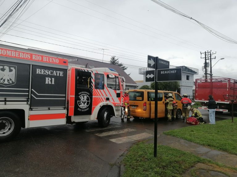 Accidente en Río Bueno deja una niña y una mujer lesionadas tras colisión de furgón escolar
