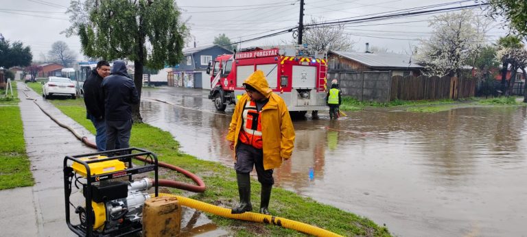 Vecinos de la población Dagoberto Godoy en Río Bueno acusan abandono tras años de inundaciones