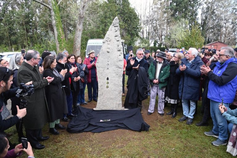 Valdivia inauguró escultura “11 de septiembre” en conmemoración de los 52 años del golpe de Estado