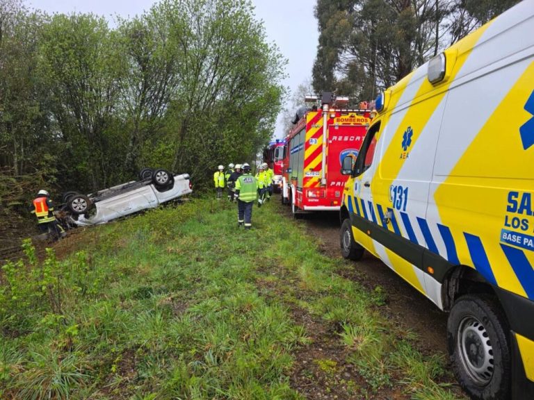 La Unión: Accidente en la Ruta 5 Sur: Volcamiento de vehículo deja a cinco ocupantes lesionados