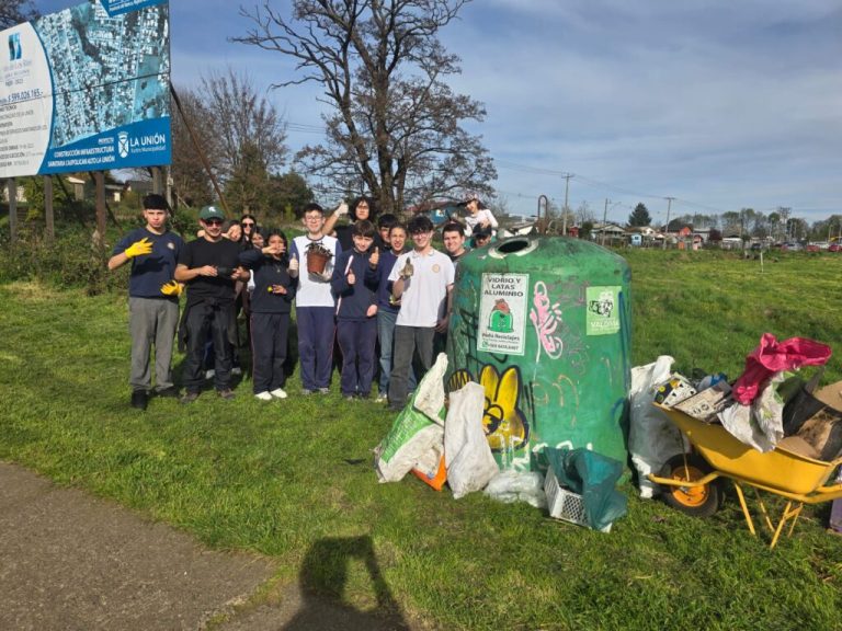 La Unión : Vecinos y estudiantes se unen en limpieza del área verde de la Aldea Campesina