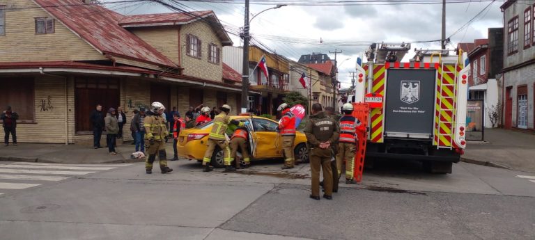 Adulto mayor lesionado deja colisión de dos vehículos en pleno centro de Río Bueno