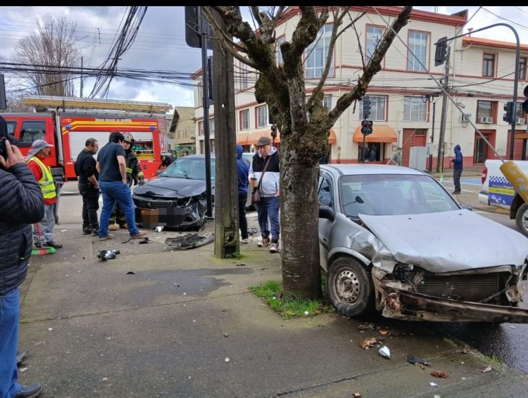 Colisión entre automóvil particular y colectivo movilizó a Bomberos en La Unión