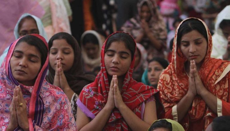 Padre cristiano en Pakistán busca justicia por su hija de 13 años