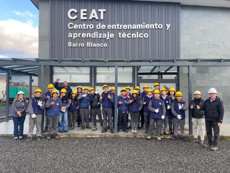 Estudiantes de electricidad fortalecen su formación técnica con visita al patio de entrenamiento de Saesa