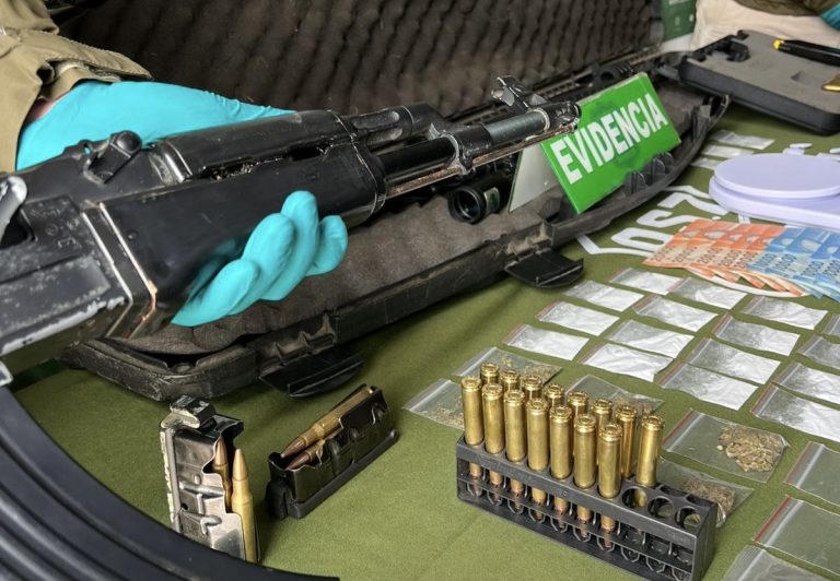 Incautan cocaína, marihuana y fusil con mira telescópica tras operativo en Panguipulli