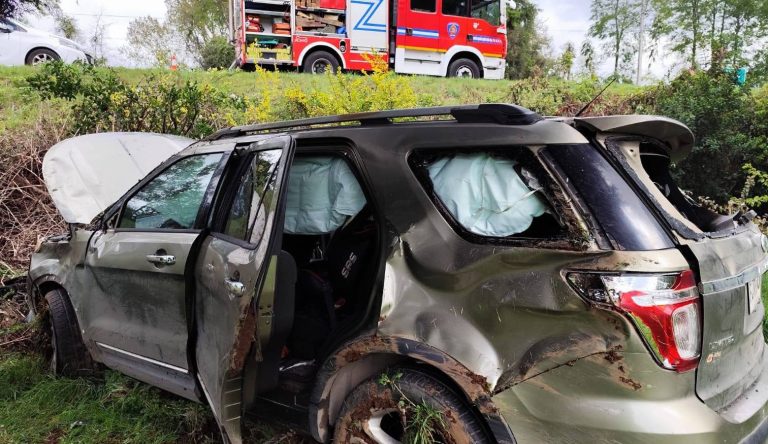 Vehículo cae a una zanja tras perder el control en Paillaco