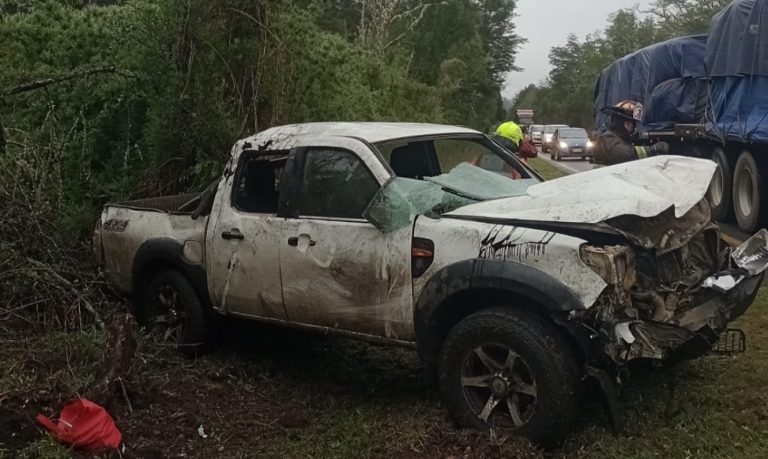 Seis lesionados, entre ellos tres niños, deja volcamiento de camioneta en Los Lagos