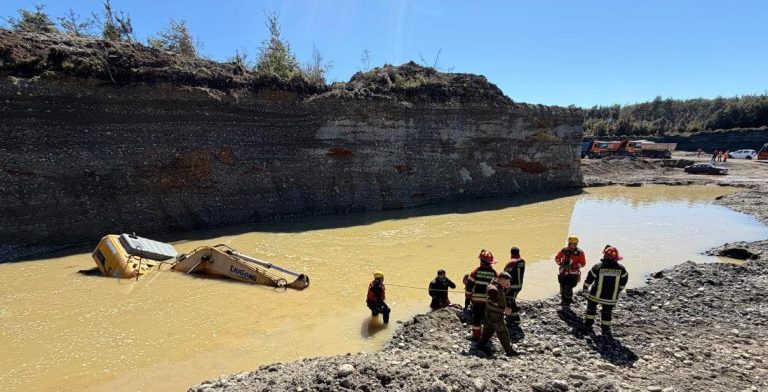 operador muere tras volcamiento de excavadora en pozo con agua