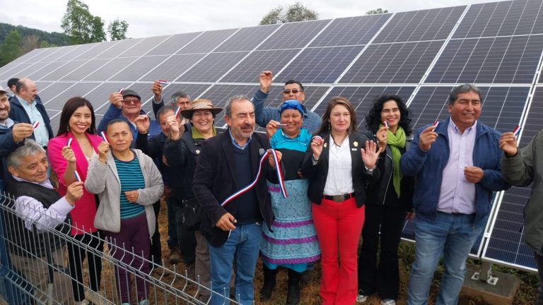 Nuevo sistema de riego fotovoltaico mejora la vida y producción de 11 familias campesinas indígenas en Mariquina