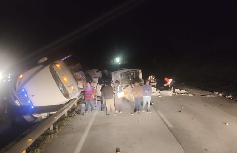 Ruta 5 permanece cortada en La Unión tras volcamiento de camión con derrame de cal