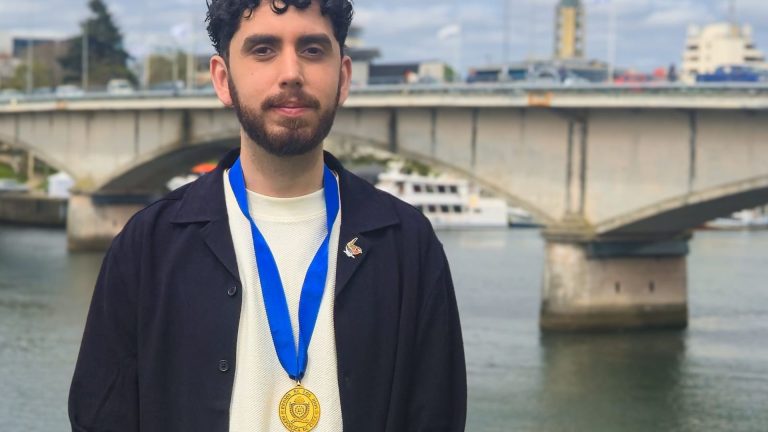 Artista unionino Leandro Araneda recibe Medalla “2 de Octubre” por su aporte a la cultura regional