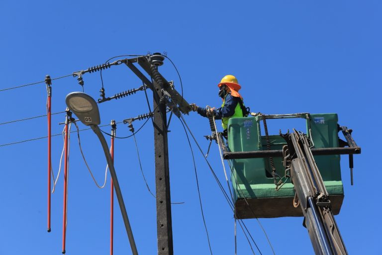 Saesa realizará trabajos para fortalecer el suministro eléctrico en Paillaco y La Unión