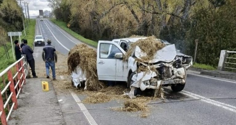 Camioneta chocó con bolo que cayó de un camión en Osorno