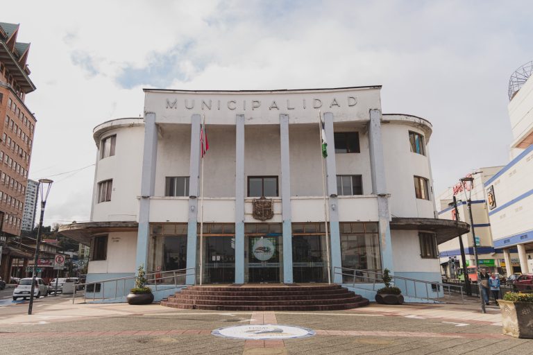 Municipalidad de Puerto Montt destituye a 54 funcionarios de Salud que viajaron al extranjero con licencias médicas falsas