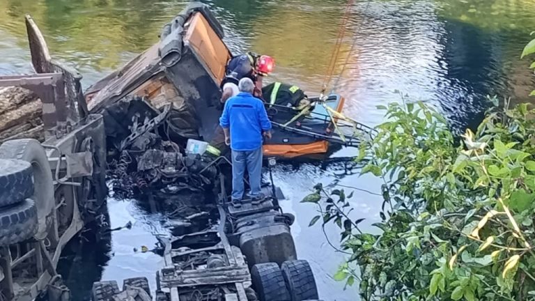 Camión forestal volcó en puente «Descarga» de la Ruta T-85 tras colisión con vehículo menor