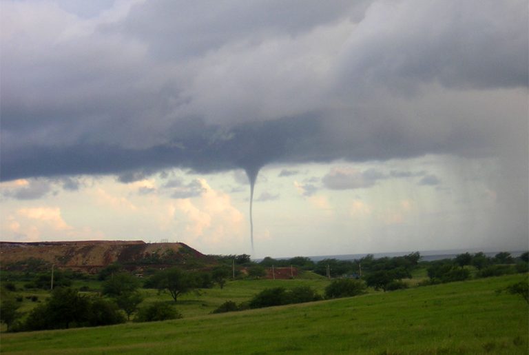 Pronostican tormentas eléctricas y posible formación de trombas marinas entre Arauco y Los Ríos