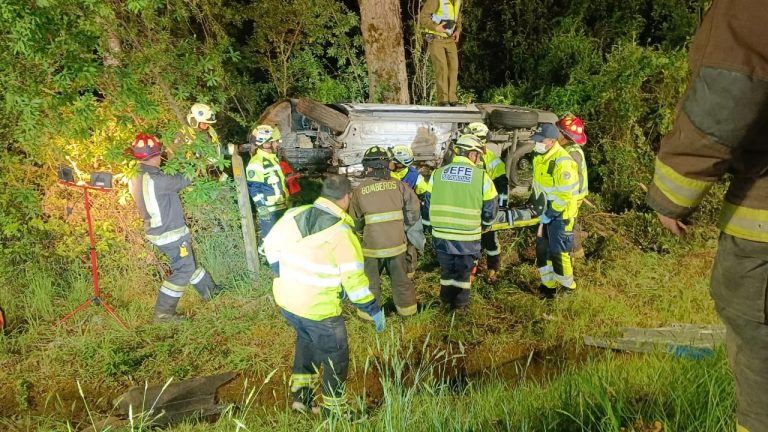 Bomberos rescata a conductor atrapado tras volcamiento en zona rural de Paillaco