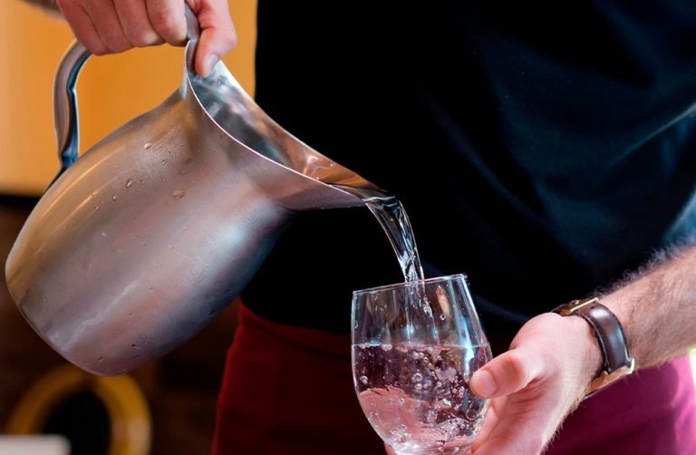 Proyecto que obliga a locales de comida a ofrecer agua potable gratuita avanza a votación en el Senado