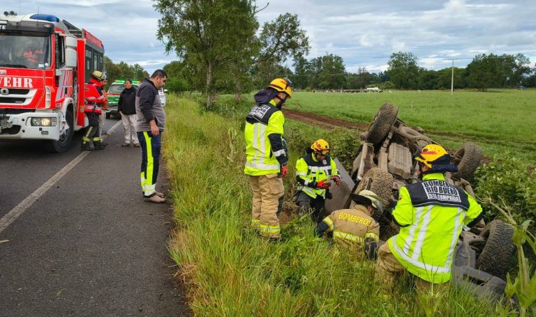 Una persona resultó herida tras volcamiento de vehículo en Pindaco