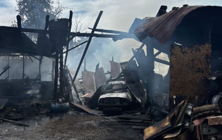 Incendio en Paillaco dejó vivienda, taller y cuatro vehículos destruidos 