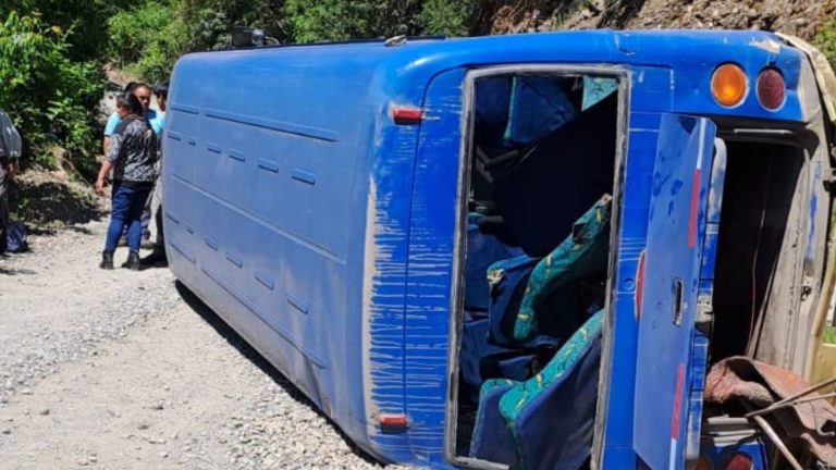 Quince lesionados dejó volcamiento de bus en Panguipulli tras falla mecánica