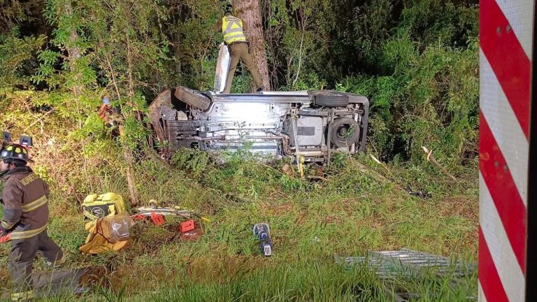 Detienen a conductor que volcó su vehículo en estado de ebriedad en Paillaco