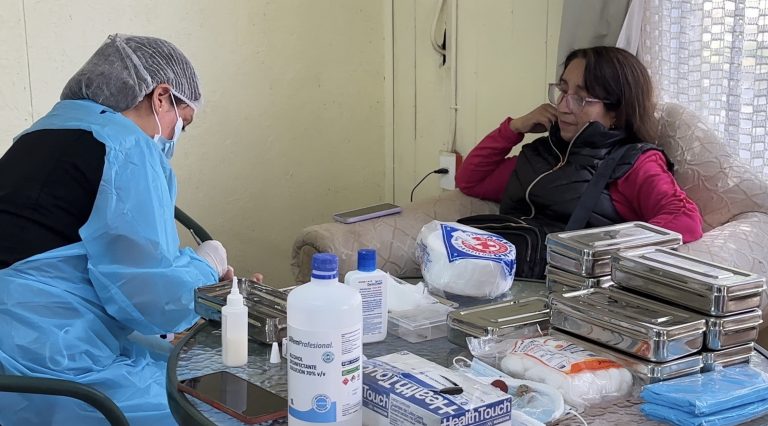 Operativo podológico municipal mejora la calidad de vida de 100 adultos mayores vulnerables en Futrono